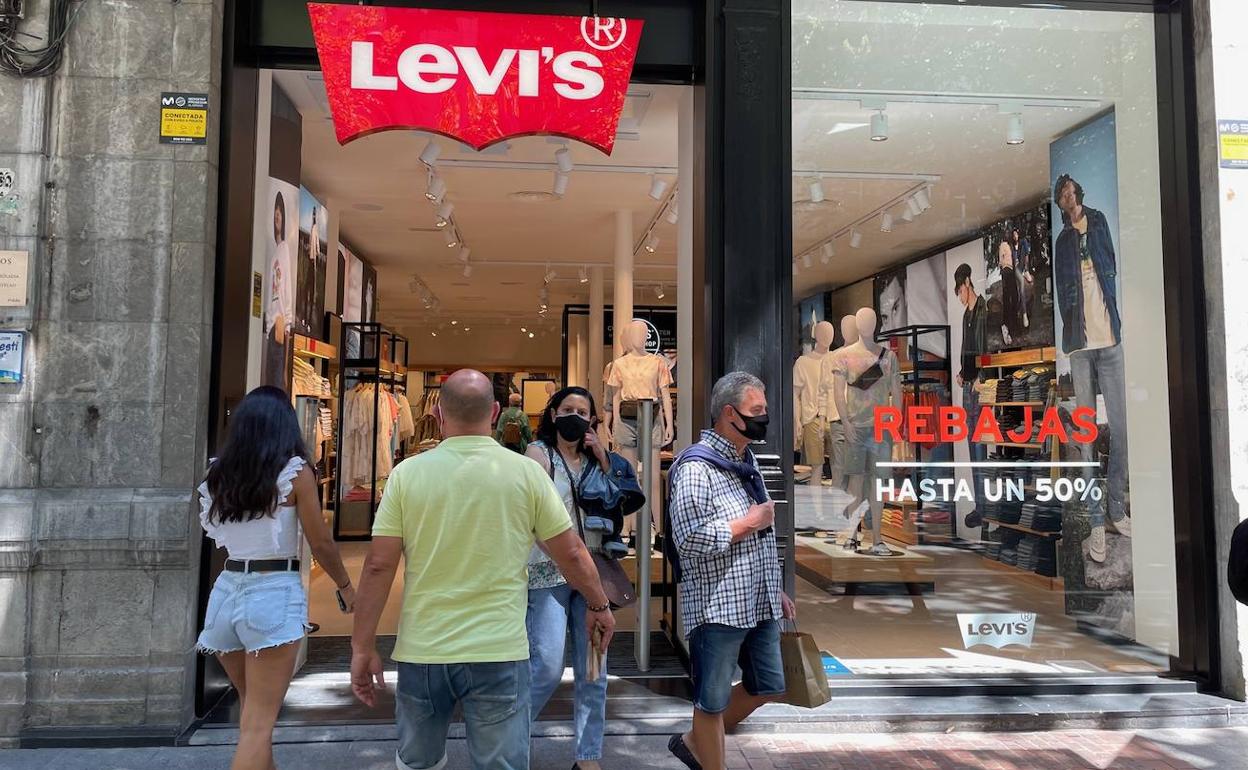 Levis pull and best sale bear